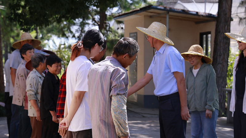 曹勇奇赴之豇种业基地开展高温慰问