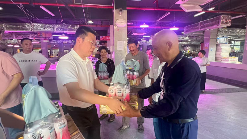 yl23411永利集团市集开展“夏日送清凉”慰问活动